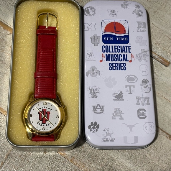 ❤️Indiana Hoosiers Red and Gold Musical Watch - Picture 3 of 4